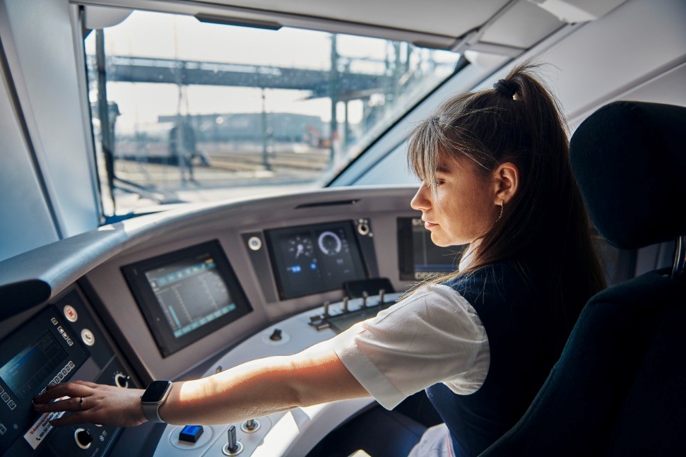 Deutsche Bahn sucht junge Macherinnen und Macher: Konzern stellt rund 5.200 neue Azubis und Studierende ein
