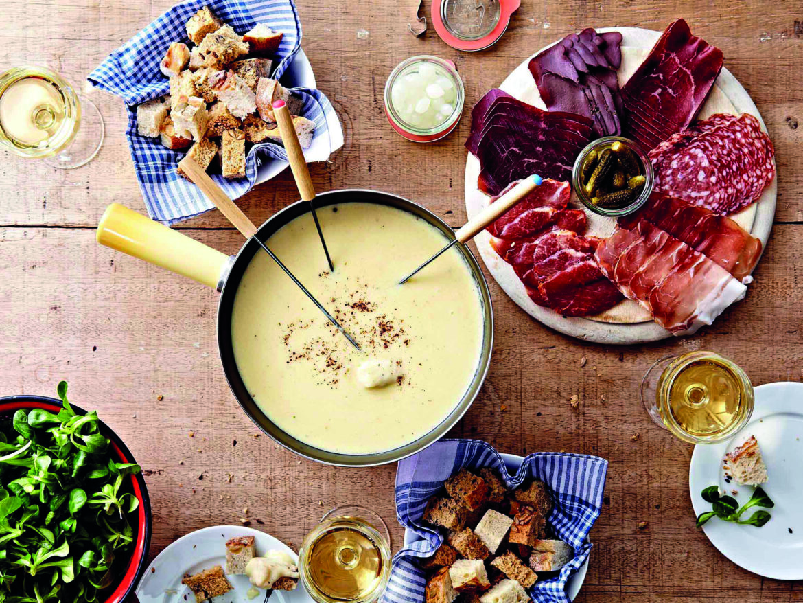 Zum Zusammenkommen und Dahinschmelzen: Käsefondue und Schweizer Raclette sind die perfekten DIY-Dinner