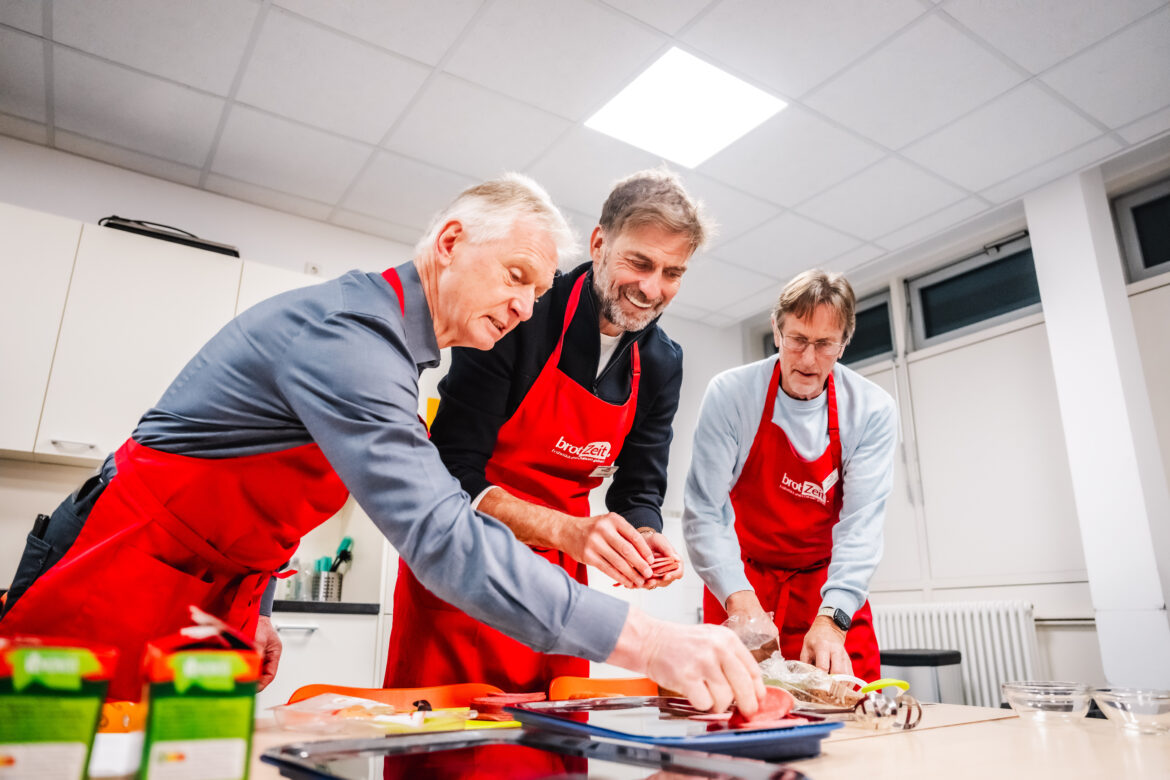 Jürgen Klopp besucht brotZeit-Frühstück in Frankfurt DVAG setzt sich für ein ausgewogenes Schulfrühstück ein