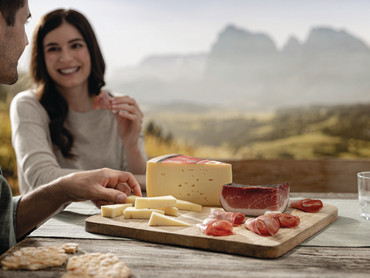 Europäische Spezialitäten Stilfser Käse g.U. und Südtiroler Speck g.g.A. richtig aufbewahren