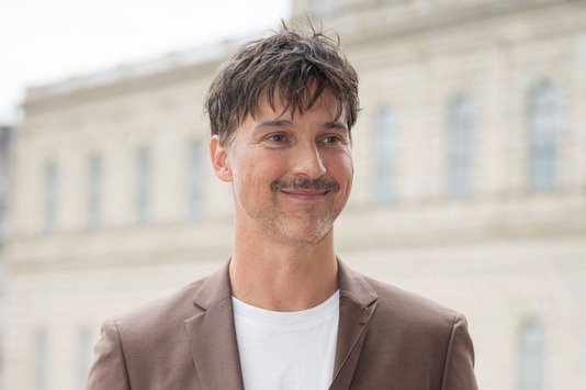 Florian David Fitz: „Singen bringt Menschen einander näher“ Im Interview mit der „Apotheken Umschau“ spricht der Schauspieler über Scheitern, über die Sucht nach Ruhm und über Momente des Glücks