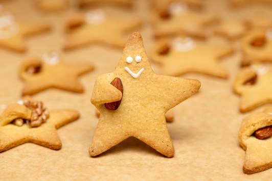 Mit Nussallergie durch die Plätzchenzeit In Zimtsternen, Kipferln und vielen anderen Lieblingsplätzchen sowie Schokolade stecken Nüsse. Was Allergiker tun können
