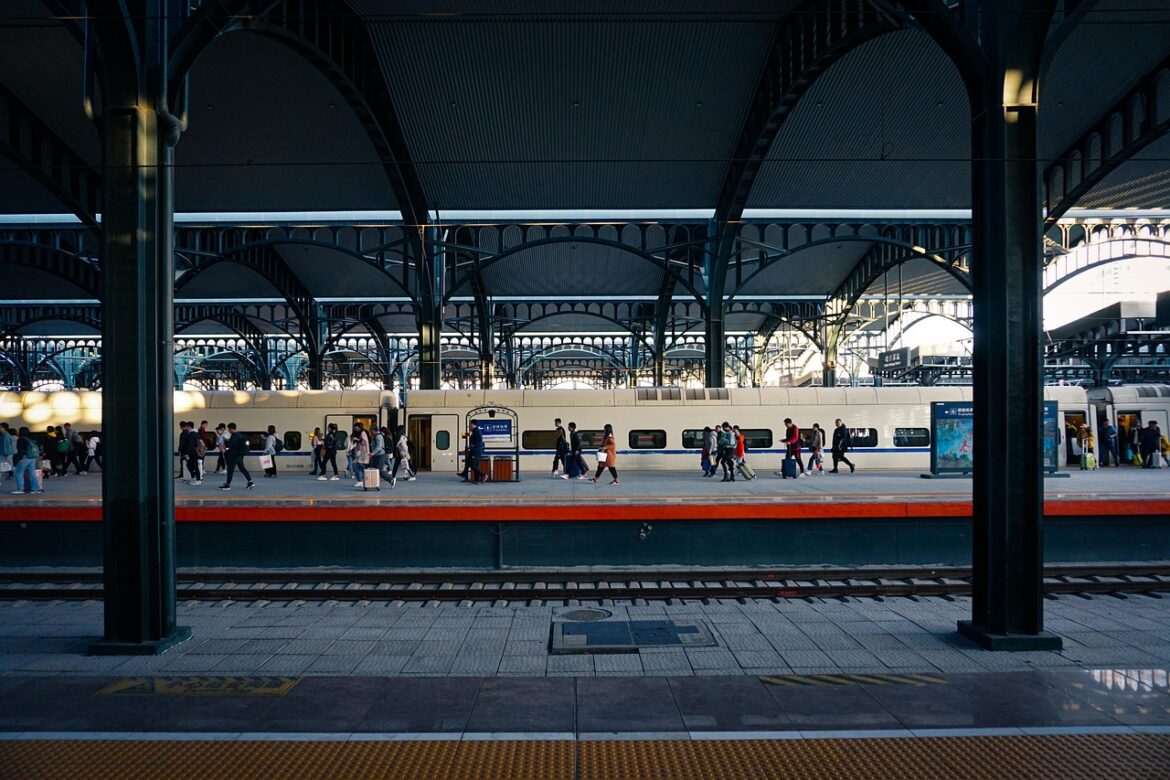 Zugreisen mit Hürden: WDR-Datenanalyse zeigt Mängel bei Barrierefreiheit an NRW-Bahnhöfen