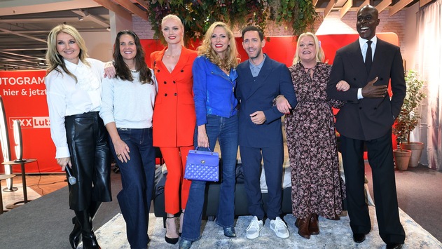 Roter Teppich beim Möbelhaus mit dem Roten Stuhl: Marcel Remus feiert die Premiere seiner Bettwäsche-Kollektion mit Stars und Sternchen bei XXXLutz