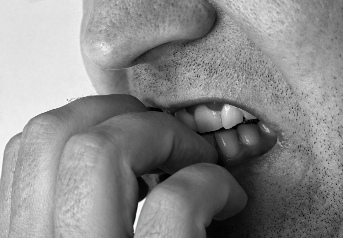 Nägel kauen bei Kindern: Was steckt dahinter?