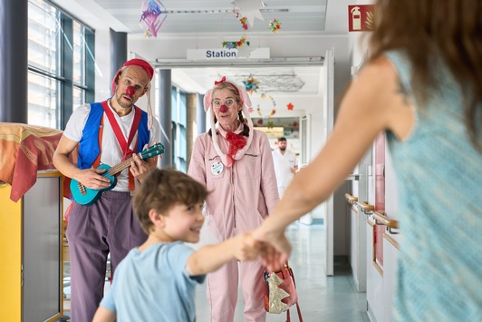 Lachen und Lebensfreude für kranke Kinder im Berliner Westen: ROTE NASEN Clownvisiten starten in der Kinderklinik der DRK Kliniken Berlin Westend