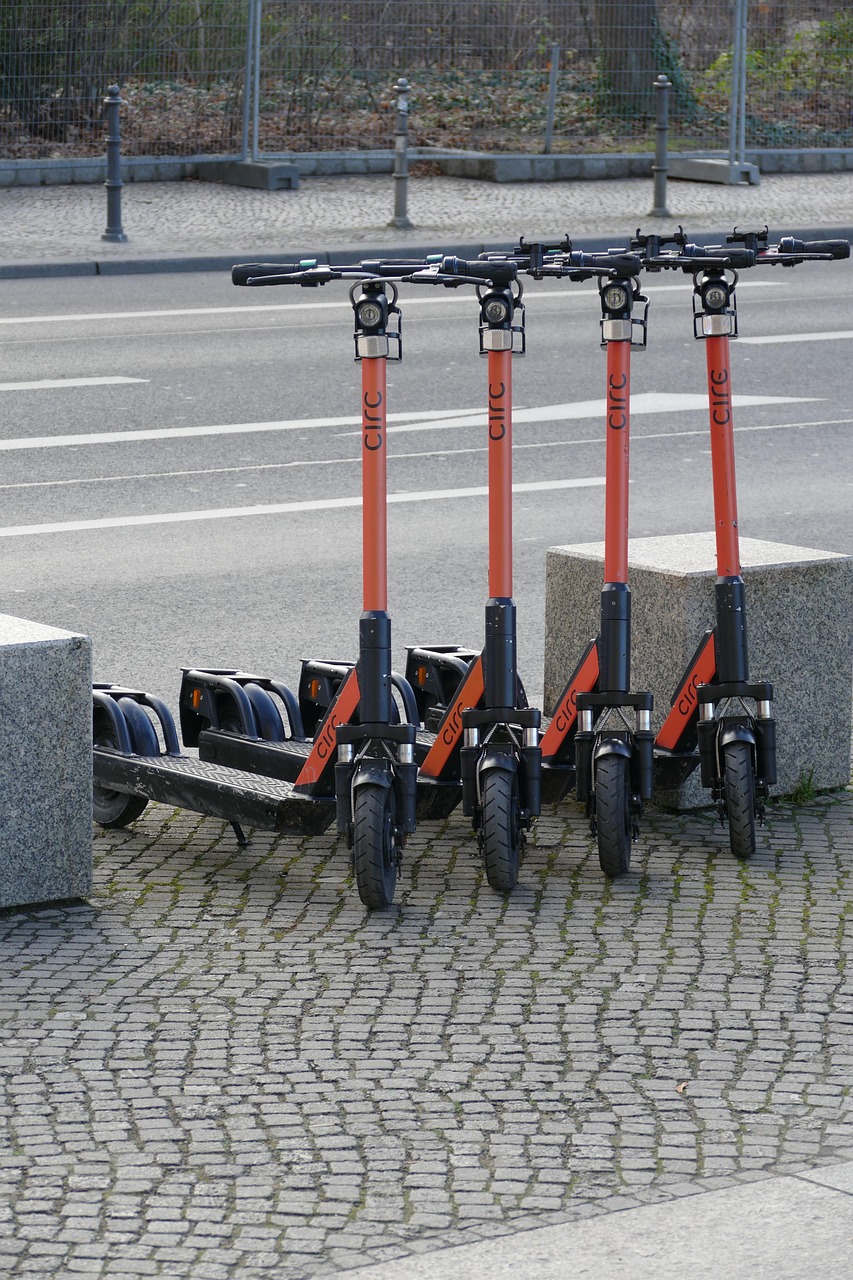 Hagen: Verkehrsunfall zwischen Auto und E-Scooter – 25-Jähriger leicht verletzt