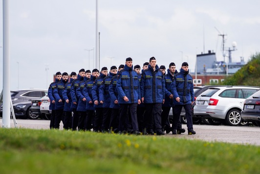Aufwuchs der Marine – Staatssekretär Hartmann besucht Grundausbildung in Wilhelmshaven