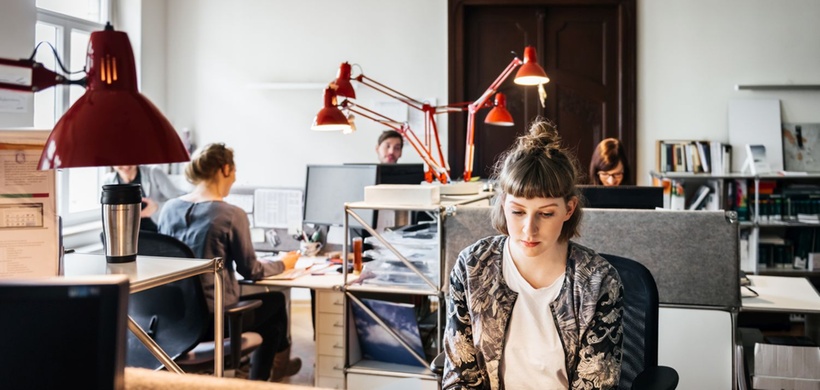 Hybrides Arbeiten: Wie Verwaltungen damit gleich zwei Herausforderungen meistern wollen