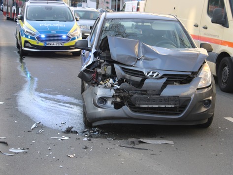 Hagen: 43-jährige Fahrerin verursacht Auffahrunfall mit zwei leichtverletzten Personen