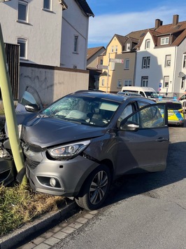 Hagen: Autofahrerin verliert durch tief stehende Sonne die Kontrolle