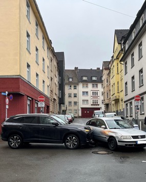 Hagen: Hagener bei Unfall leicht verletzt – Autos stoßen im Kreuzungsbereich zusammen
