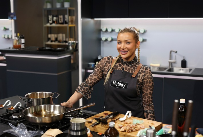 „Da knallt’s, da ballert’s.“ „Promi Taste“-Juror Tim Raue ist verliebt in den ersten Löffel von Reality-Star Melody Haase