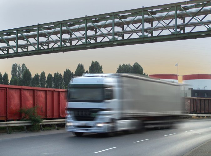 Höhere Strafen für überladene Lkw: Nordrhein-Westfalen will Brücken wirksam schützen