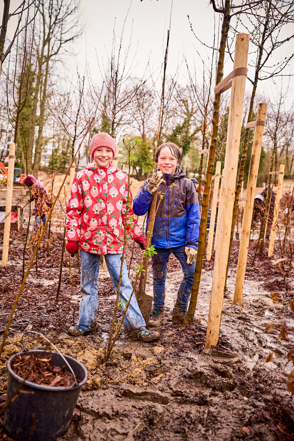 Bochum: Eine Stadt pflanzt einen Wald: Gemeinsames Buddeln für „Tiny Forest“ in Wattenscheid