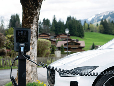 Mit dem E-Auto in den Urlaub: Reichweite planen, entspannt ankommen