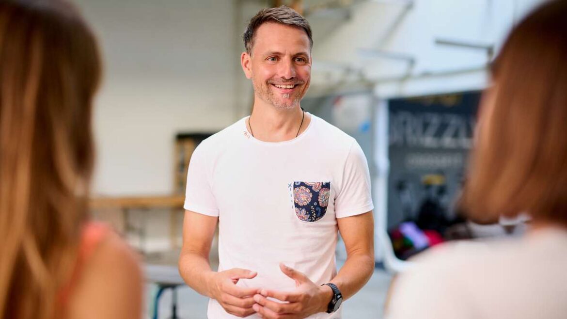 Falscher Sitzplatz, Reizüberflutung, Nachhilfe: Marco Schnabl von body’n brain über die 3 größten Fehler, die Schule unnötig schwer machen