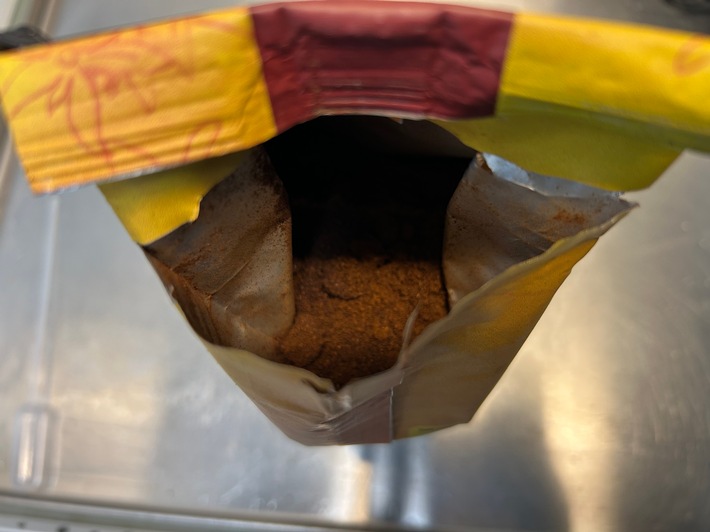 Kölner ZOLL vereitelt Schmuggelversuch von fast 130 Kilogramm eines Kokain-Kaffee-Gemischs von Kolumbien nach Deutschland Schwarzes Kokain in mehr als 250 Kaffeeverpackungen versteckt