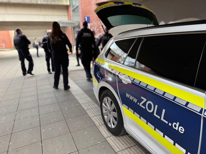 Konzertierte gemeinsame Aktion von Zoll, Bundes- und Landespolizei im Raum Gronau Rund 70 Beamtinnen und Beamte im Einsatz auf der Straße und auf der Schiene