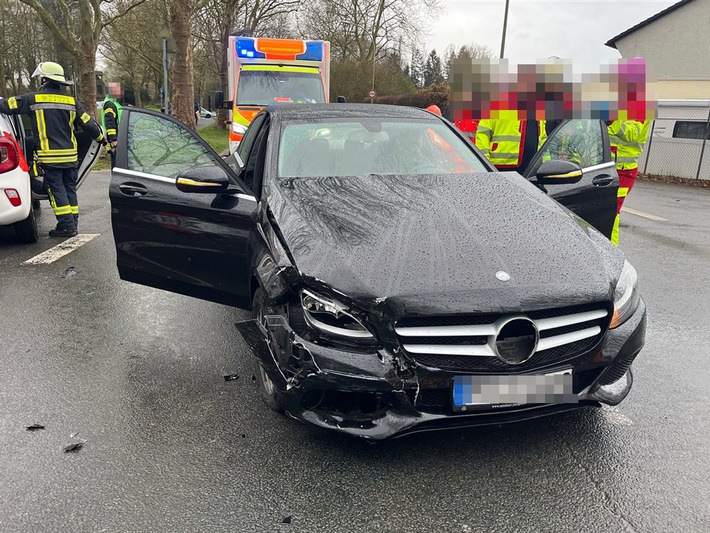 Hagen: Unfall auf Kreuzung: Drei Autos beschädigt, ein Mann leicht verletzt