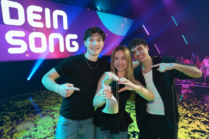 Rina (14) und Aki (18) aus Herzogenaurach triumphieren live im „Dein Song“-Finale und sind „Songwriter des Jahres“ 2026! Stimmungsvoller Song „Without You“ überzeugt das Publikum