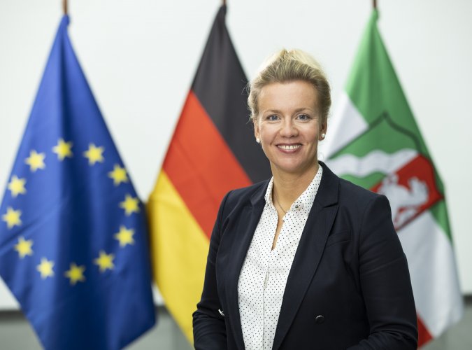 Holocaust-Zeitzeuge Dr. Leon Weintraub besucht gemeinsam mit Kulturministerin Brandes HOLO-VOICES