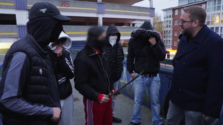Warum hat ein 16-Jähriger ein Schwert in der Jackentasche? Paul Ronzheimer spricht mit CDU-Generalsekretär Linnemann in SAT.1 über Jugendkriminalität