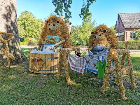 Mit dem Rad von Strohfigur zu Strohfigur