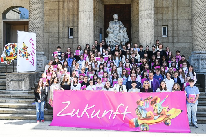 Die Zukunft aufs Papier gebracht Stiftung Handschrift weckt die Kreativität in den Klassenräumen