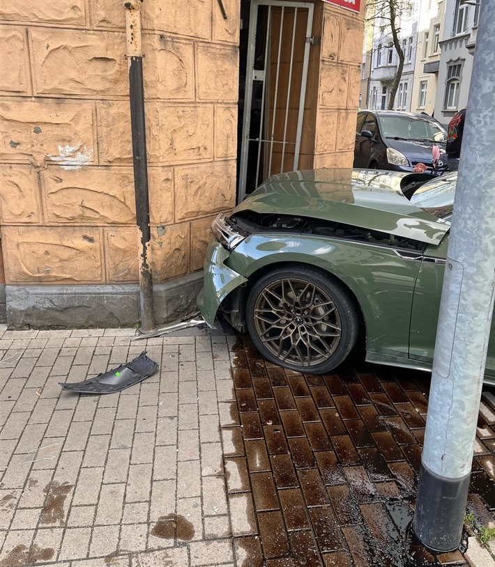 Hagen-Haspe: Audi-Fahrer fährt bei Ausweichmanöver in Kiosk