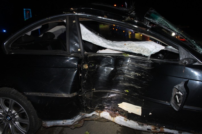Hagen-Dahl: Drei Leichtverletzte nach Verkehrsunfall in Dahl – Auto kollidiert mit Baum