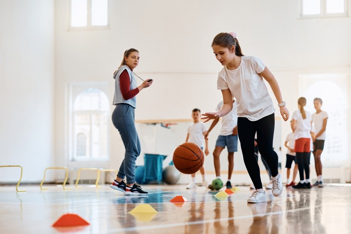 Sehen, bewegen, mitmachen Kontaktlinsen als Option für Kinder im Schulsport