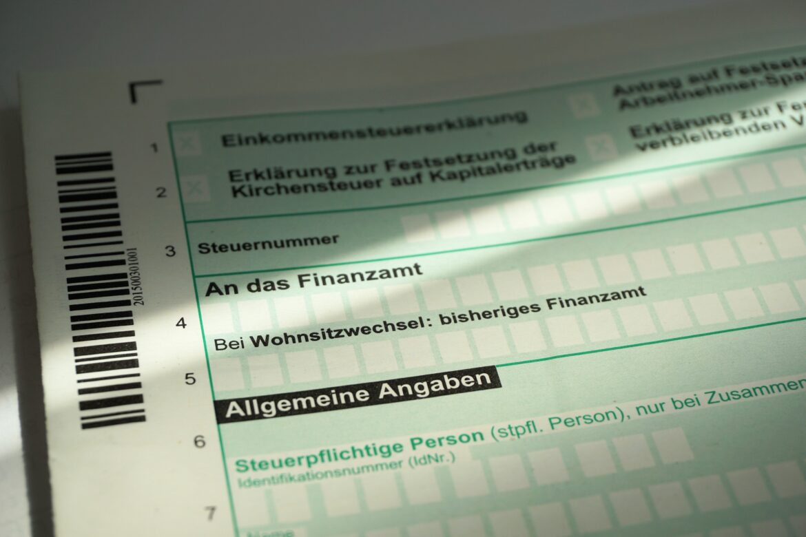 Steuererklärung mit KI: Mehr als jeder Dritte würde sie nutzen – diese Steuer-Apps empfiehlt Finanztip