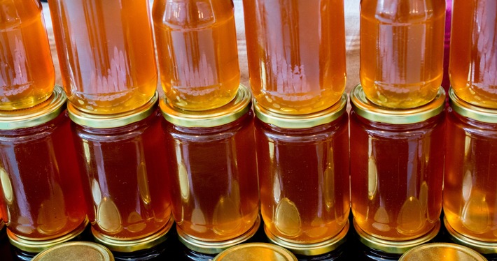 Wussten Sie schon, warum das Spülen von Honiggläsern zum Bienenschutz beiträgt?