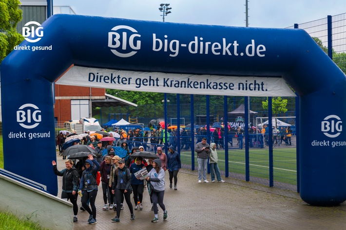 BIG direkt gesund als Gesundheitspartnerin dabei: Team Walk mit Teamgeist, guter Laune und Regenjacken