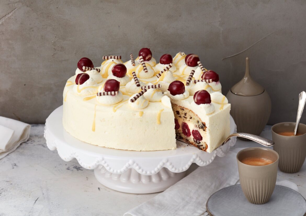 Eierlikörtorte mit Kirschen