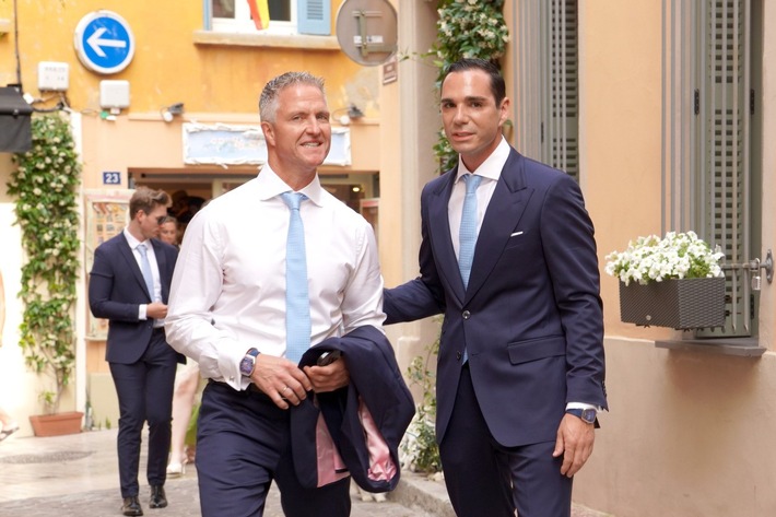 Erstes Hochzeitsfoto aus Saint Tropez: „Ralf & Étienne: Wir sagen Ja“ exklusiv ab 6. Juni auf Sky und WOW
