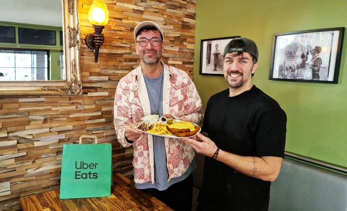 Marteria & Pfeiler Grill launchen neues Kultgericht Inspiriert vom Taxi Teller: Uber Pfanne exklusiv über Uber Eats erhältlich