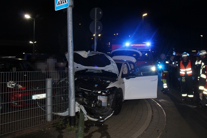 Hagen-Hohenlimbur: 18-Jähriger will Fußgänger ausweichen und fährt gegen Laternenmast