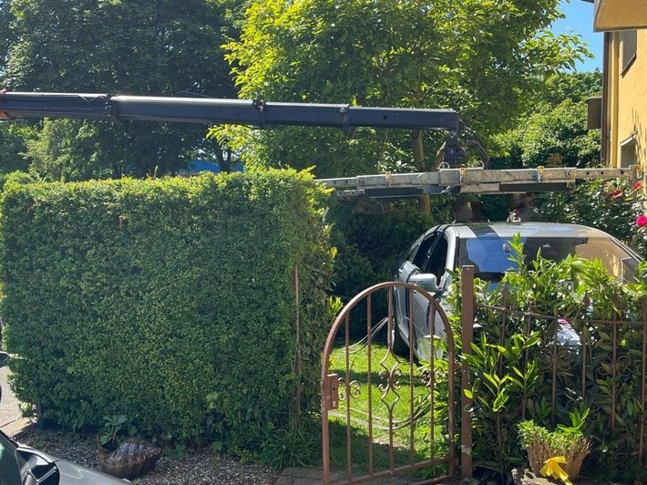 Hagen: Gas und Bremse verwechselt – 88-jähriger Autofahrer fährt durch Hecke in den Vorgarten eines Wohnhauses