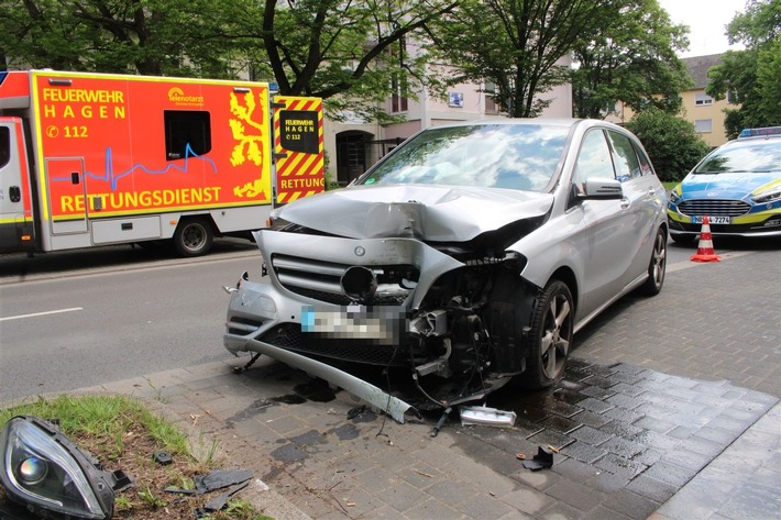 Hagen: Schwindelgefühl während der Autofahrt führt zu Zusammenstoß mit Laterne