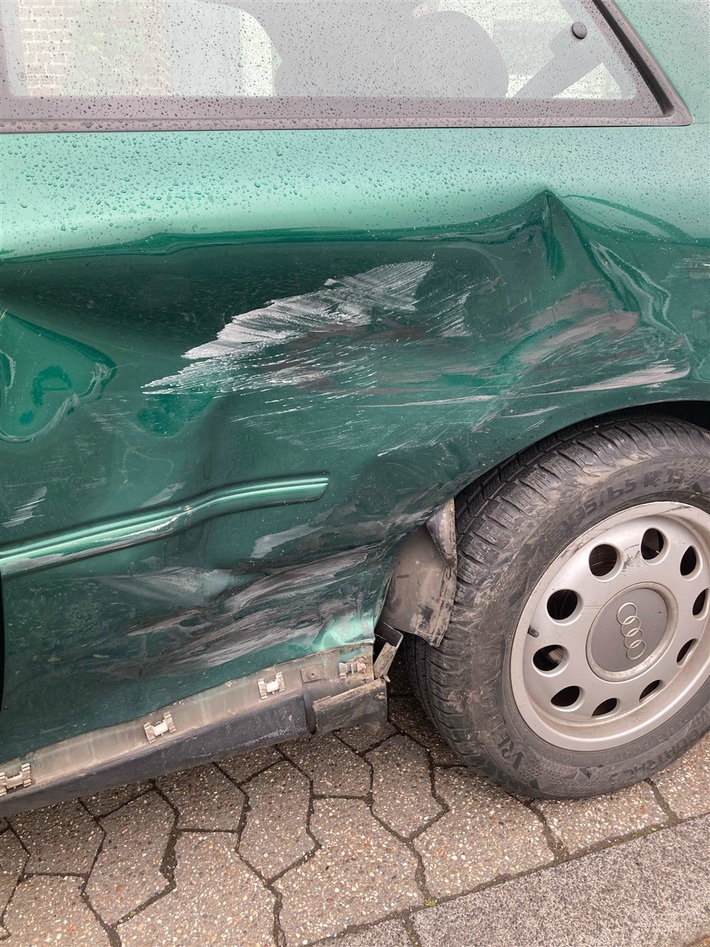 Hagen: Senior biegt auf Fahrbahn und verursacht Unfall in fließendem Verkehr