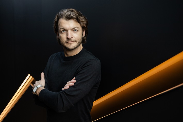 Warum viele Unternehmenswebsites Kunden verlieren, bevor der Vertrieb überhaupt spricht: Teo Hentzschel von Sinn + System über Websites, die Leads vertriebsready machen