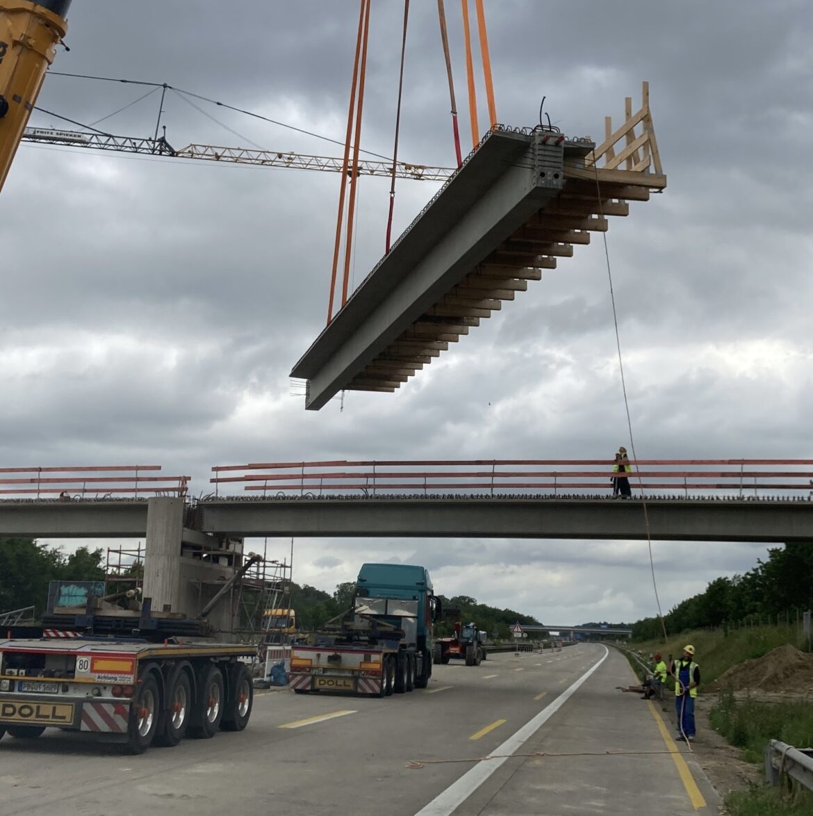 Meisterleistung: Vier neue Brücken für die A1 an nur einem Wochenende eingebaut