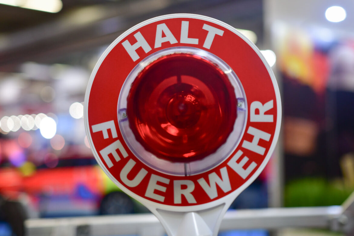 Düsseldorf: Brennende Wohnbaracke – Feuerwehr verhinderte Ausbreitung des Feuers