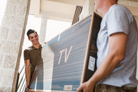 Gut versichert in die erste eigene Wohnung – Worauf Studierende, Auszubildende und Wehrdienstleistende achten sollten