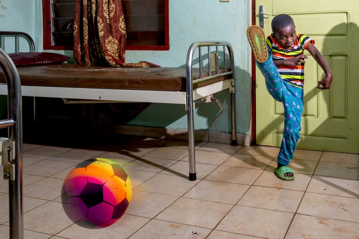 Fußball-WM: Vom Traum, Fußballer zu werden Christoffel-Blindenmission schenkt einem Jungen aus Kamerun Augenlicht und neue Perspektiven