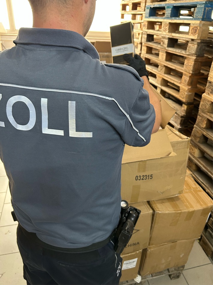 Krefelder Zoll hat den richtigen Riecher und stoppt mutmaßlich gefälschte Parfüms