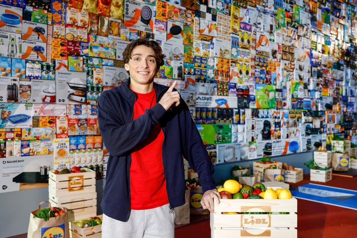 „Jump of the Year“: Armand Duplantis überwindet 5,50 Meter hohe Wand aus Lidl-Produkten