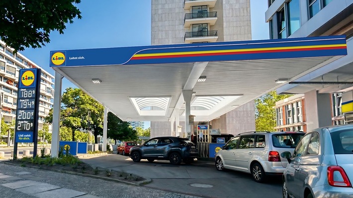 Kostenlos tanken mit Lidl Weitere Spar-Aktionen an Zapf- und Ladesäule – 38 Prozent Rabatt für E-Autofahrer